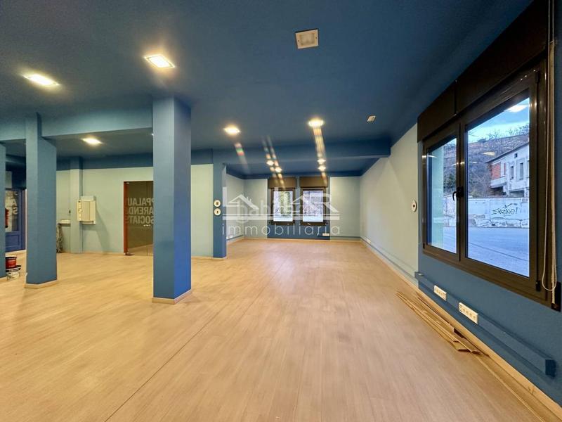 Foto 02a78c76-e1b1-4d9f-9329-efce2303f0d9. Location bureau avec parking dans Manlleu