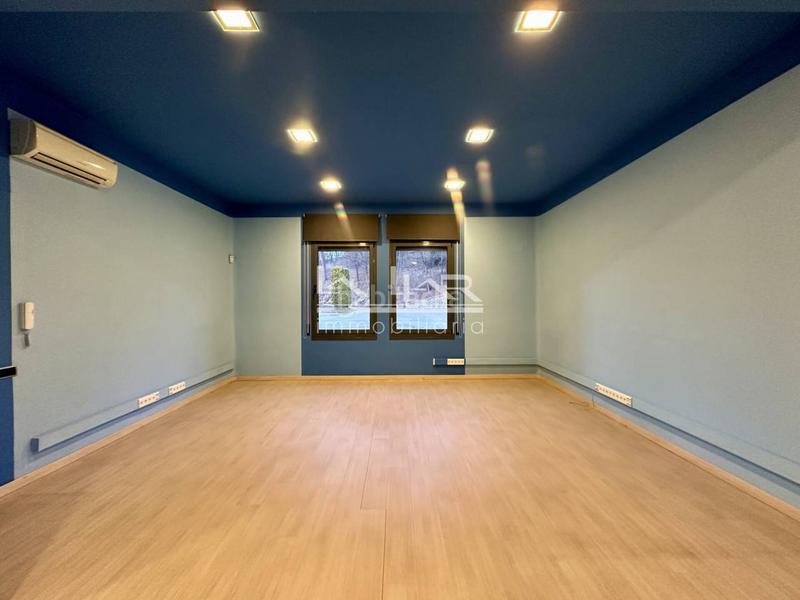 Foto 546cdcd9-ac19-4fdb-bc1f-c2b5564c162a. Location bureau avec parking dans Manlleu