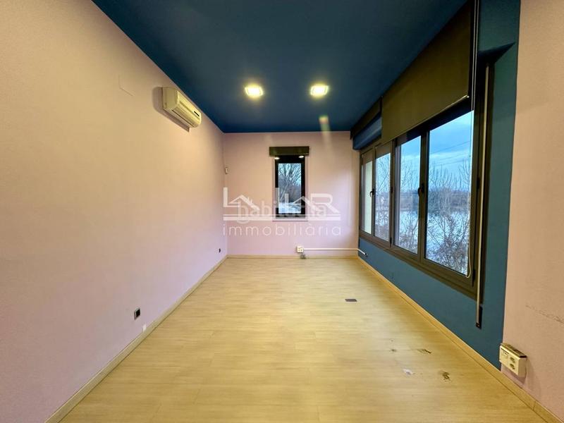 Foto 6184cd59-e8a5-4514-b634-10cd7a4ed05e. Location bureau avec parking dans Manlleu