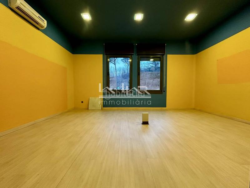 Foto 69bbae52-63aa-4962-be27-50adc5f30e58. Location bureau avec parking dans Manlleu