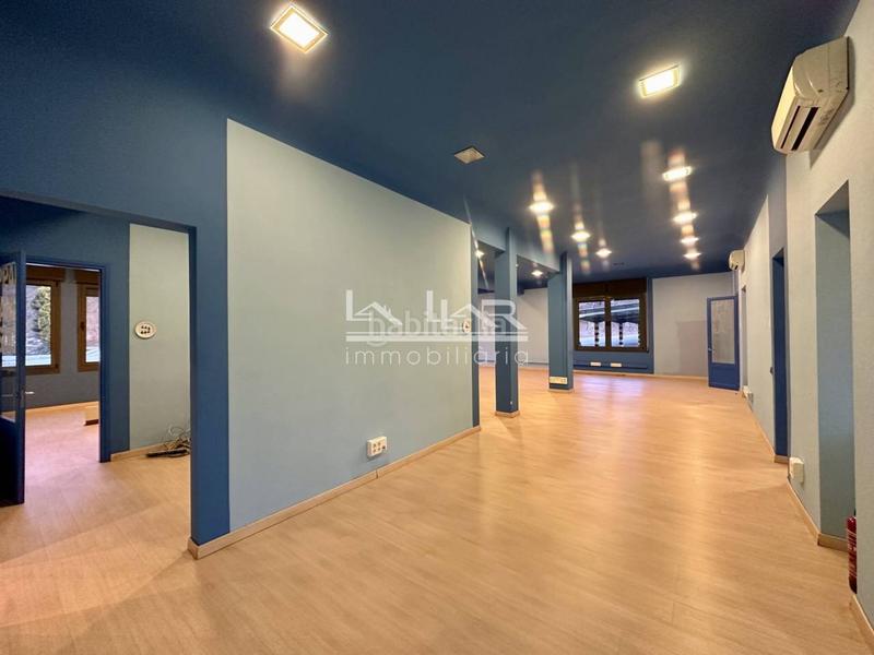 Foto 7ac426e7-598f-4508-9f9f-00a2701f006a. Location bureau avec parking dans Manlleu