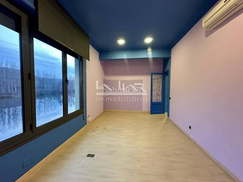 Foto 8821e95d-b3f6-41d4-8521-6a3cfa5a7ce6. Location bureau avec parking dans Manlleu