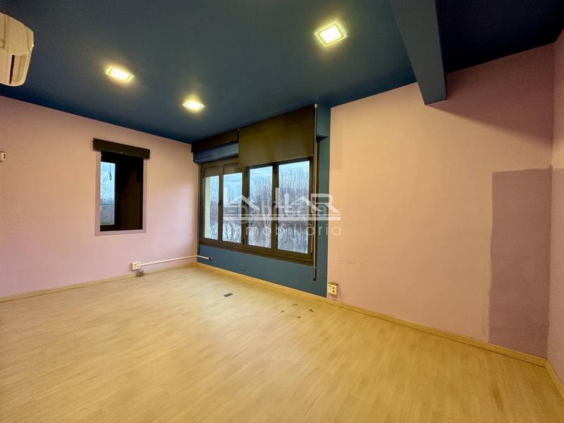 Foto 90f3bc5d-3349-4633-a122-704df482b020. Location bureau avec parking dans Manlleu