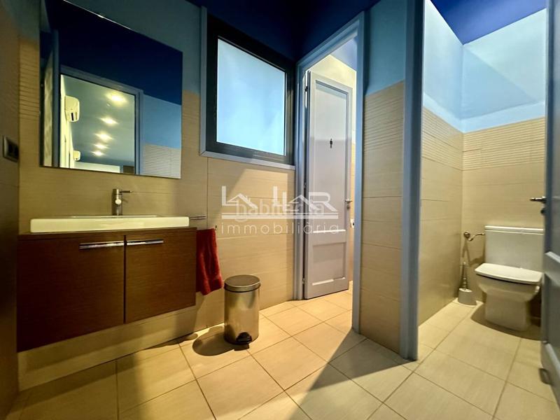 Foto a0c24ab1-e7a1-4cd5-b26c-835921b131b7. Location bureau avec parking dans Manlleu