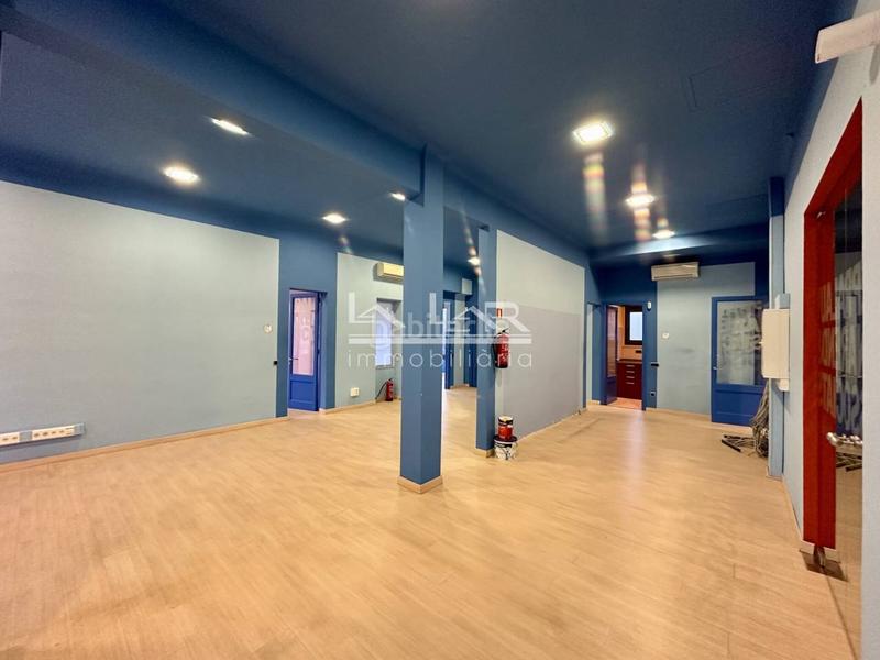 Foto a2ef9fcb-a4f9-4731-9669-6b7ecc89cce0. Location bureau avec parking dans Manlleu