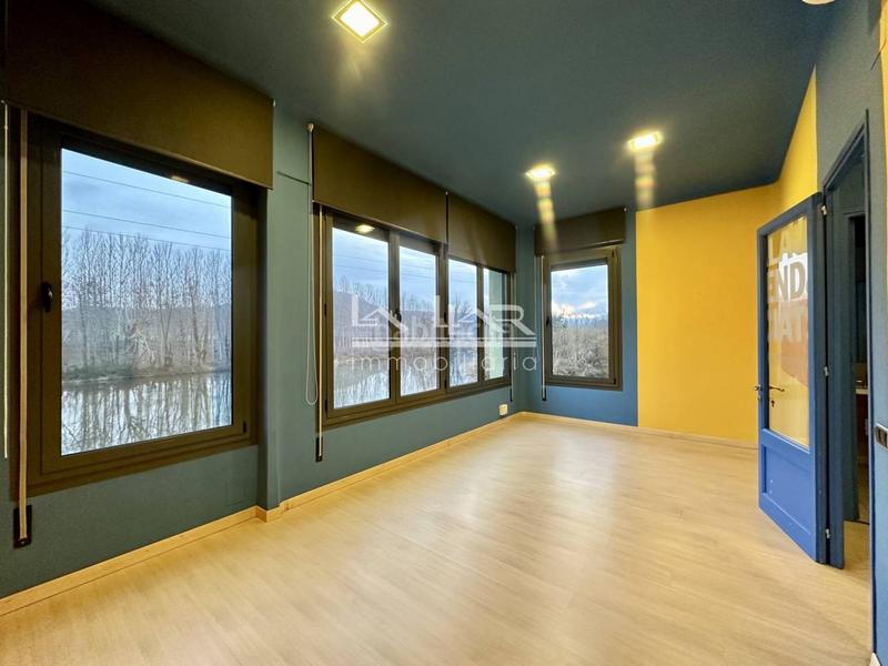 Foto fec7f126-765d-4038-b789-019bd75ca130. Location bureau avec parking dans Manlleu