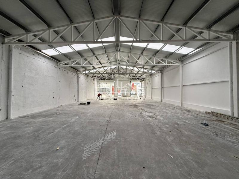 Foto b4ada2c2-d4a4-4f5a-a1cb-91e1a302092f. Lloguer nau industrial a Nord Vic