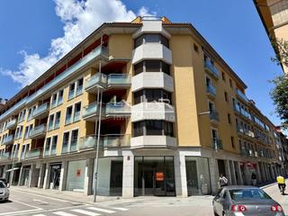 Lloguer Local Comercial a Manlleu 57. Local en alquiler en centro comercial de vic
