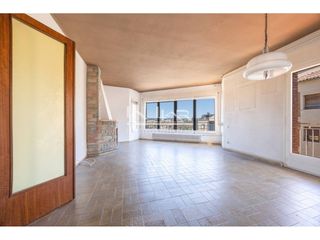 Pis  Calle canigó. Gran vivienda familiar para reformar con 5 habitaciones y una ex