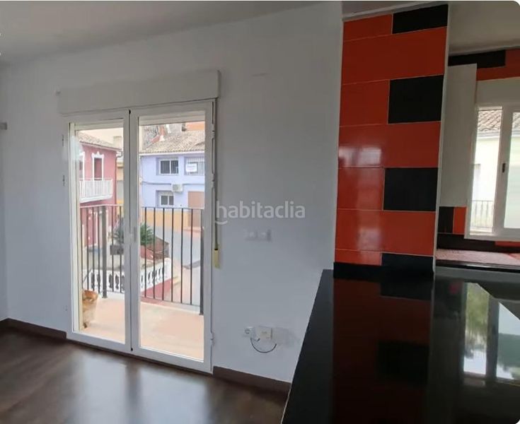 Foto 94bbd688-4d0c-4e9d-aeae-2ed94a324361. Casa adossada a Ador