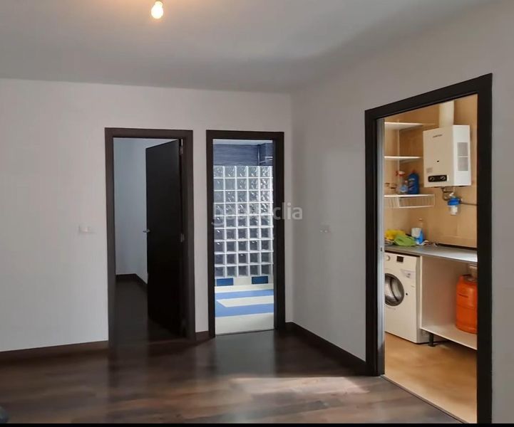 Foto d6826911-5e9d-46f7-8ffc-bd08b7df9abc. Casa adossada a Ador