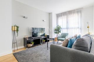 Alquiler Piso en Adelfas. Luminosa vivienda con piscina y excelentes conexiones en el barr