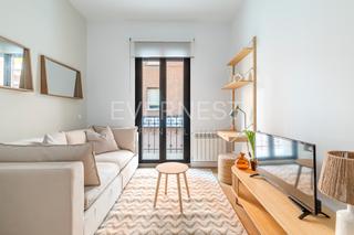 Location Appartement  Calle de santa hortensia. Piso exterior con balcón en corazón de prosperidad