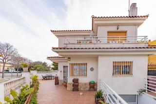 Casa a Fondo Somella. Casa independiente en vilanova, luminosa, espaciosa y lista para