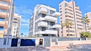 Ático en Puerto Deportivo. Atico dúplex con instalaciones premium y vistas al mar