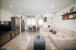 Appartement à Poble Sec. Amplia vivienda y garaje de gran capacidad con jardin en poble s