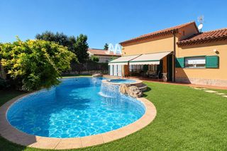 Chalet en Torre de Claramunt (La). Chalet con jardín y piscina en la torre de claramunt