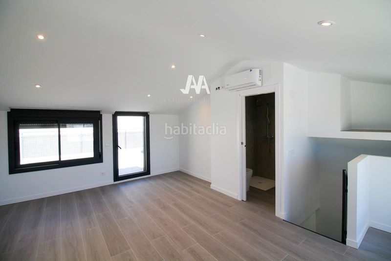 Foto fefecbb0-e8f4-4ef2-987b-17ad6e4ac95a. Dúplex amb calefacció aparcament a Poble Sec Igualada