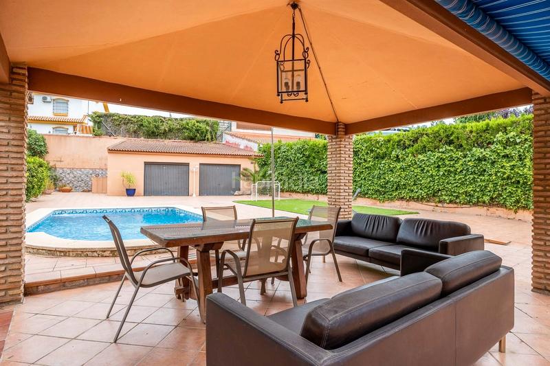 Foto a3aa9e4c-ab46-4613-9d85-df8dea5dffe6. Xalet amb xemeneia calefacció aparcament piscina a Montequinto