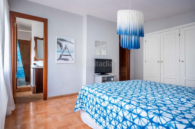 Foto c780b894-b86f-435d-8f80-a4ff88c28cd7. Xalet amb xemeneia calefacció aparcament piscina a Montequinto