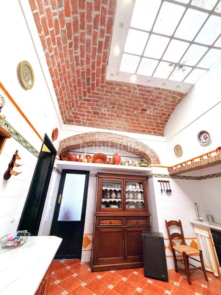 Foto 4b4d69ec-36e6-4b80-aac7-365146548ca3. Casa adossada amb xemeneia a Zafra