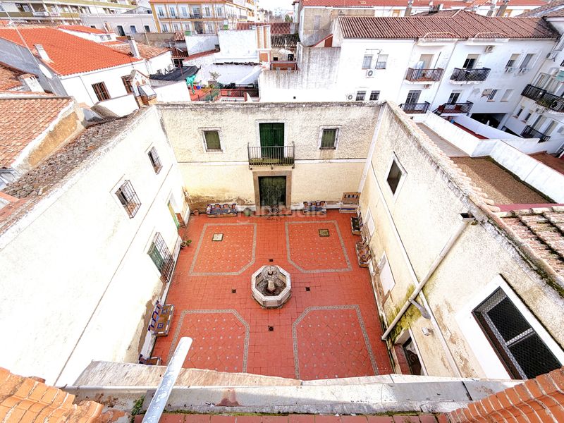 Foto 514d8653-bef9-425b-b59f-1da203826903. Casa adossada amb xemeneia a Zafra