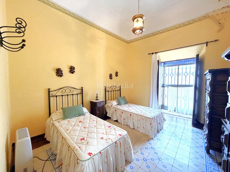 Foto a04361de-d3da-432a-90c1-a8a936012e02. Casa adossada amb xemeneia a Zafra