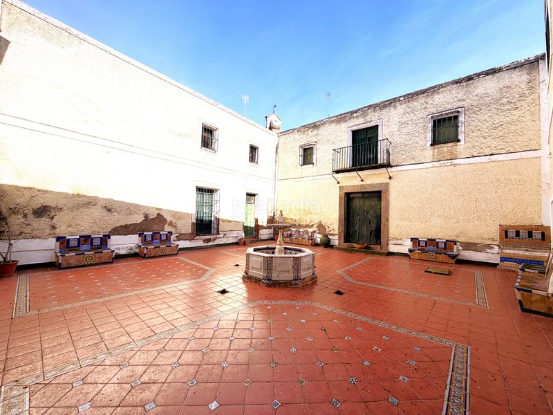 Foto ada6f1b4-28fe-4e97-a7ba-f3c51dfa36f9. Casa adossada amb xemeneia a Zafra