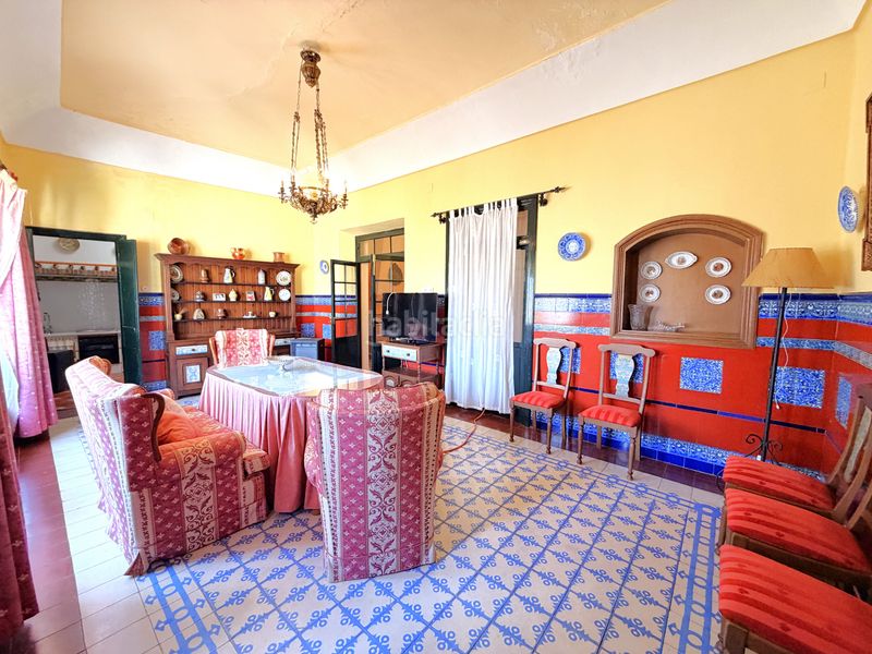 Foto d00786d0-ee92-4bcd-8f9a-84f5e2a75e05. Casa adossada amb xemeneia a Zafra