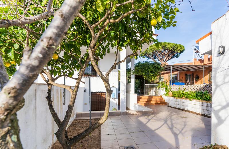 Foto 1902e7bf-b3cc-4317-9164-c2f0ef08ac1a. Chalet en calle montemar 48 chalet con apartamento en planta semisótano . en Mazagón