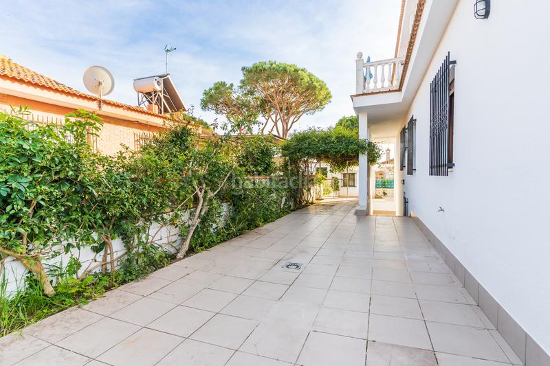 Foto 215862af-213d-4d0a-962f-281a0516eb8a. Chalet en calle montemar 48 chalet con apartamento en planta semisótano . en Mazagón