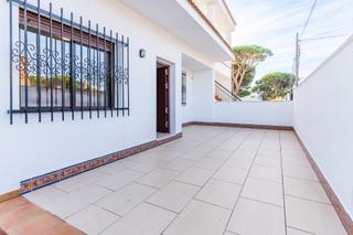 Xalet en Calle montemar 48. Tu refugio junto al mar: chalet con apartamento independiente en