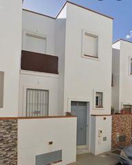 Casa en Calle el tejar b6. Casa adosada de dos plantas con patio en la zona de el tejar