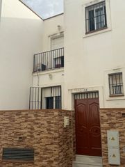 Casa in Calle el tejar b6. Casa adosada de dos plantas con patio en la zona de el tejar