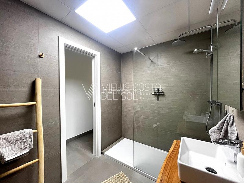 Foto f35b2873-9cbe-43c1-a705-efb7227ff6f1. Apartamento se vende apartamento de lujo con licencia turística , vistas al mar, parking, trastero. en Algarrobo Costa