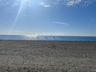 Planta baixa a Caleta de Velez. Se vende bajo de 1 dormitorio en primera línea de playa en calet