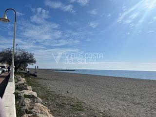 Erdgeschoss in Caleta de Velez. Se vende bajo de 1 dormitorio en primera línea de playa en calet