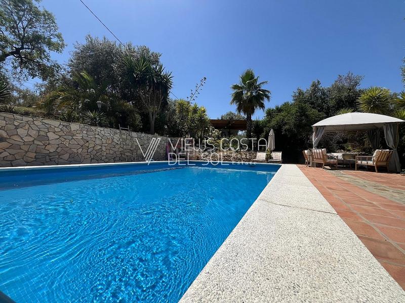 Foto e68b3f44-bba6-418e-b8d6-7d75454ae3ff. Casa se vende villa independiente con licencia turística, piscina, y gran parcela , málaga en Riogordo