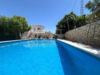 House in Riogordo. Se vende villa independiente con licencia turística, piscina, y