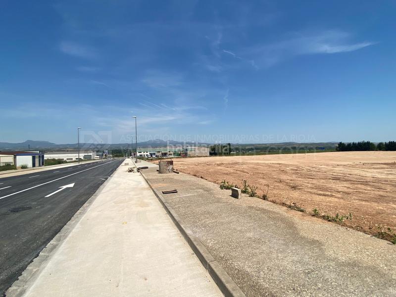 Foto 692ff978-c16d-4078-a312-4f9477210366. Terreny residencial a La Portalada - Varea Logroño