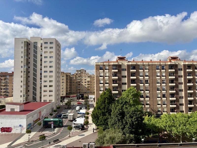 Foto 191a2927-28e0-44d5-940a-e4f8b4be6f1d. Piso buenos días! permítame presentarle este piso con un gran potencial, ideal para familias o inversores que buscan un proyecto de ref en Logroño