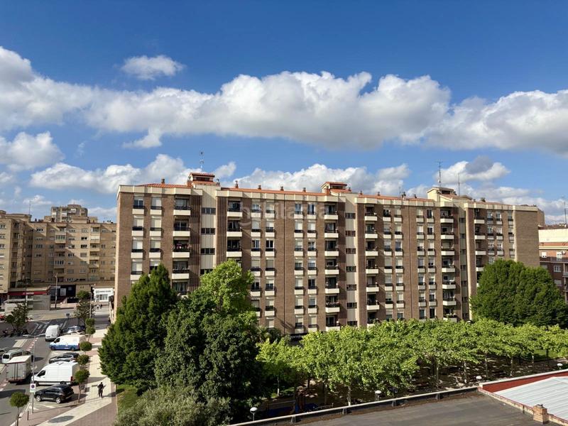 Foto 24a14c73-96bf-424e-8032-557b68fec132. Piso buenos días! permítame presentarle este piso con un gran potencial, ideal para familias o inversores que buscan un proyecto de ref en Logroño