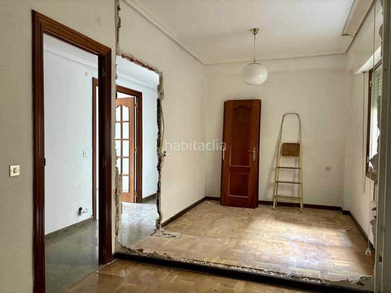 Foto 364da793-bf8b-47d2-b042-4adea6f3a438. Piso buenos días! permítame presentarle este piso con un gran potencial, ideal para familias o inversores que buscan un proyecto de ref en Logroño