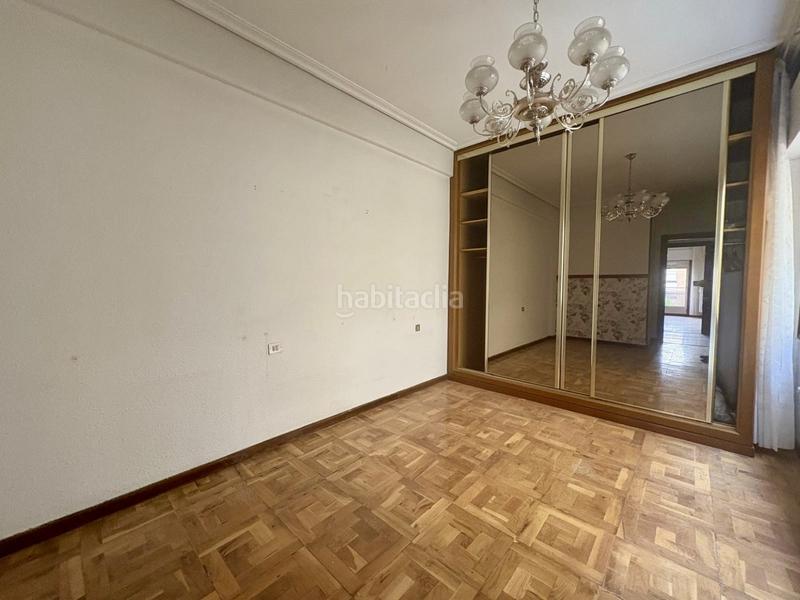 Foto 559b829a-f458-4fff-860d-90ec79106d9b. Piso buenos días! permítame presentarle este piso con un gran potencial, ideal para familias o inversores que buscan un proyecto de ref en Logroño