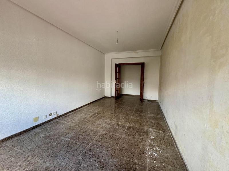 Foto 809d26fd-ef0a-49e5-b7ca-618600fe8af4. Piso buenos días! permítame presentarle este piso con un gran potencial, ideal para familias o inversores que buscan un proyecto de ref en Logroño