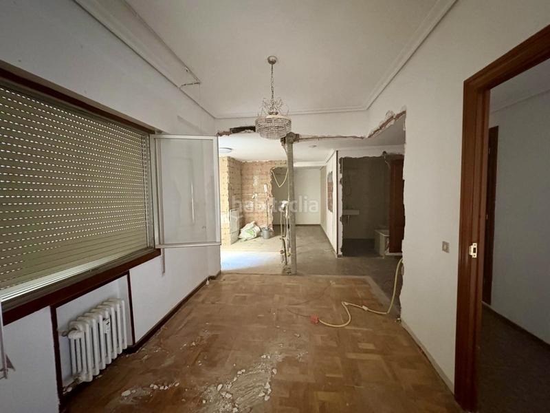 Foto 8d22ac92-3104-40b0-ba10-21a44ff92209. Piso buenos días! permítame presentarle este piso con un gran potencial, ideal para familias o inversores que buscan un proyecto de ref en Logroño