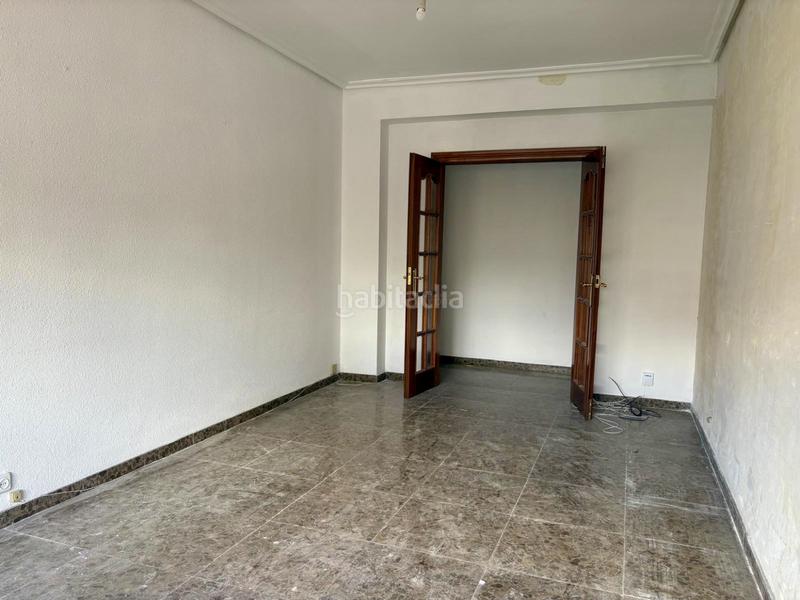 Foto a266c19c-fa27-4a0d-915f-66f1616e3c6a. Piso buenos días! permítame presentarle este piso con un gran potencial, ideal para familias o inversores que buscan un proyecto de ref en Logroño