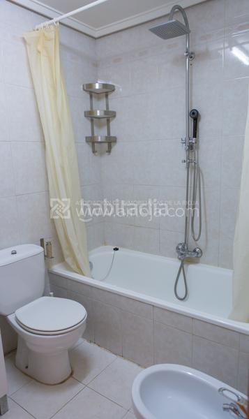 Foto 50b8dd74-bd66-416d-aeb8-981e601bd6e4. Pis amb calefacció aparcament a Fuenmayor