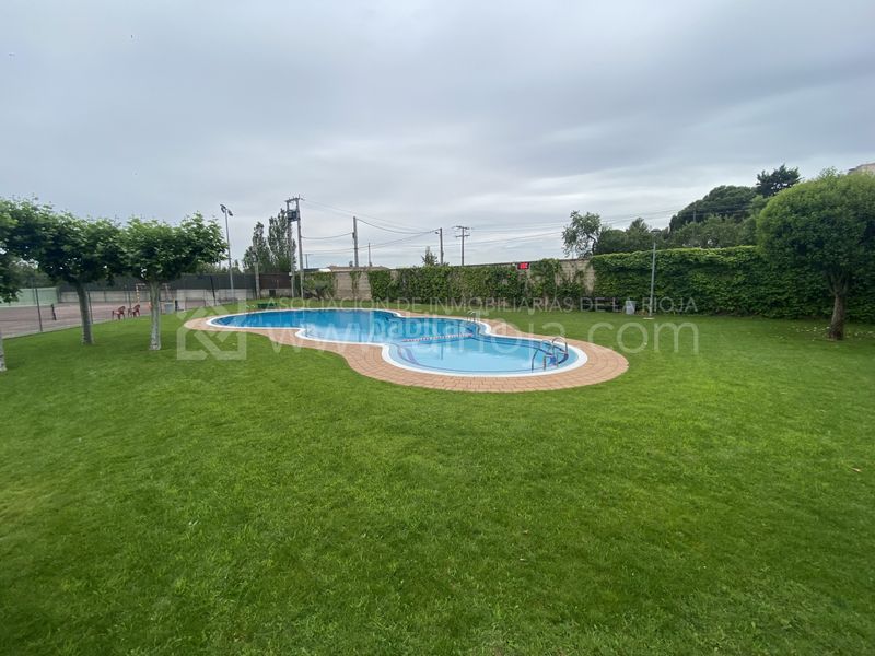 Foto 4a8e9db3-05b7-4d6f-bffc-d894deecaab4. Casa amb aparcament piscina a Avenida Madrid Logroño