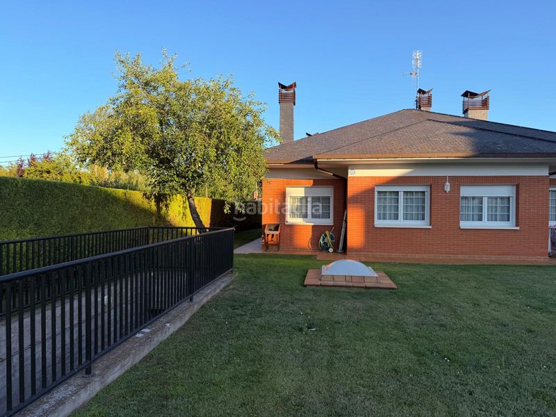 Foto 0a2c6bbe-53ef-4a80-b9d3-487776435e3b. Casa impecable chalé !!! en Anguciana